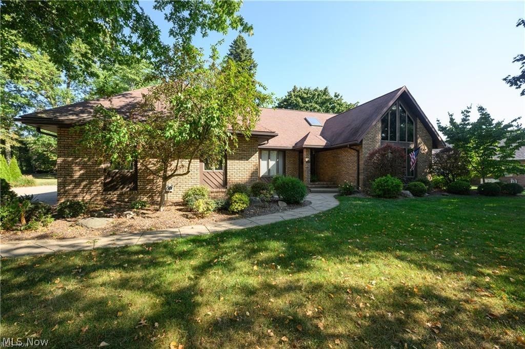 Photo of 963 Mansion Circle, Barberton, OH 44203 (MLS # 5206877)