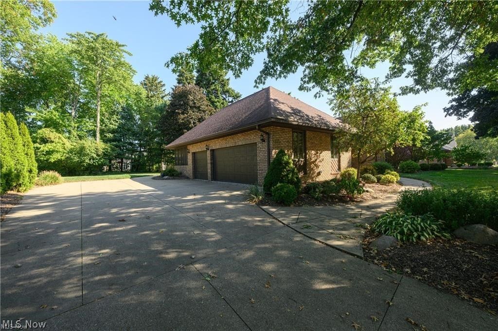 Photo of 963 Mansion Circle, Barberton, OH 44203 (MLS # 5206877)