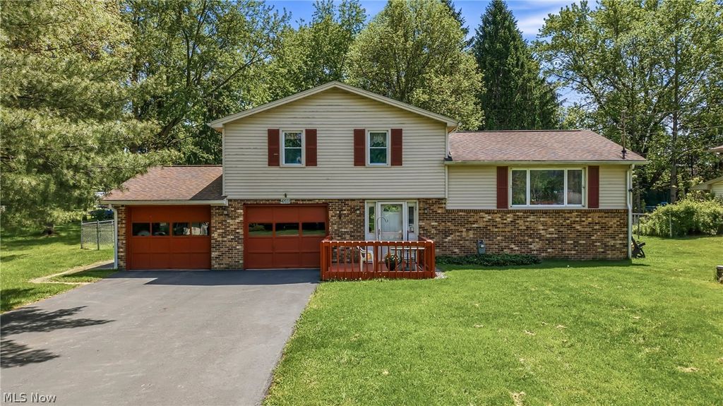 Photo of 42033 Edward Circle, Columbiana, OH 44408 (MLS # 5209348)