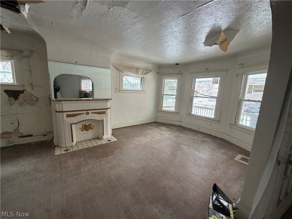 Photo of 10708 Grantwood Avenue, Cleveland, OH 44108 (MLS # 5188493)