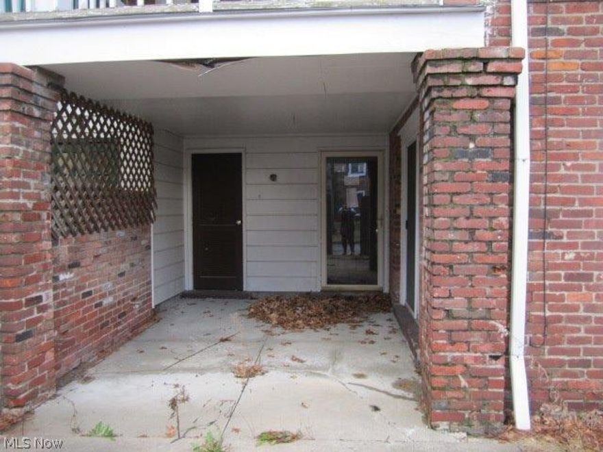 Spacious unit with much potential. Excellent value! Proof of funds must accompany all offers.