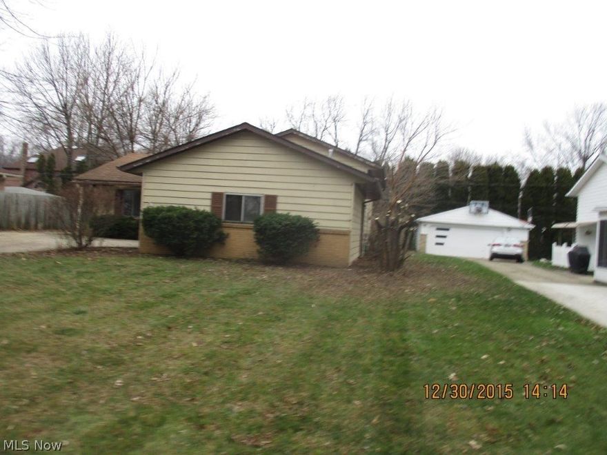 Check out this spacious beautiful Split Level single-family home with 3 bedrooms, the master bedroom include a beautiful closet Also
features family room, a detached Garage with double capacity, kitchen with wood cabinets and beautiful countertops. See
Broker Remarks for offer instructions