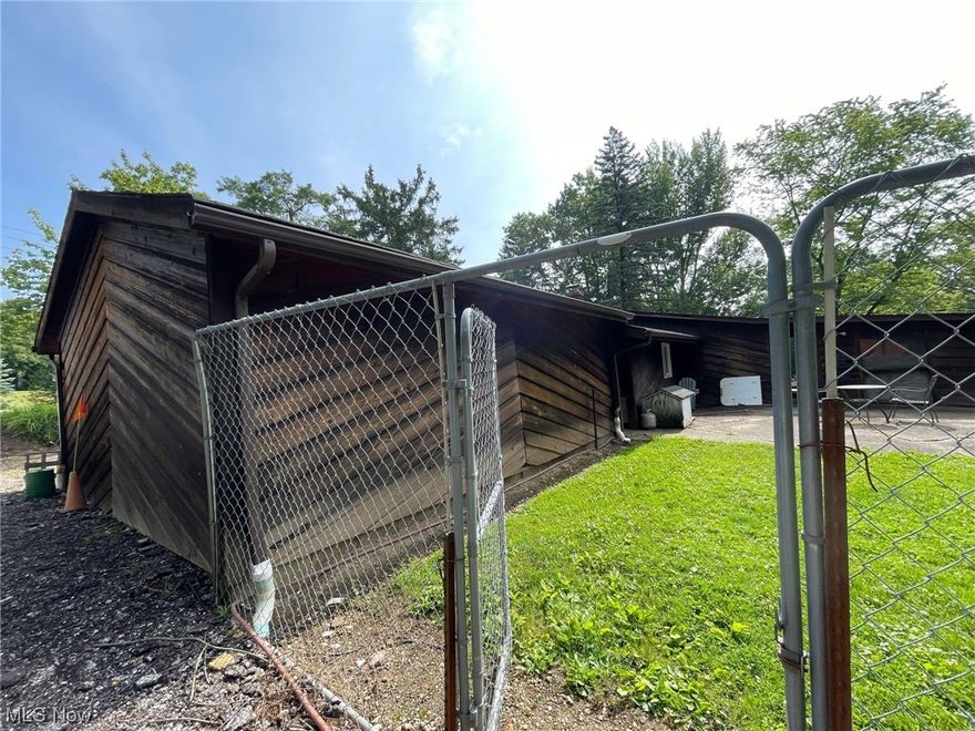 A great investment opportunity in Chagrin Falls.
A classic single-family house, 2 Bedrooms, 1.5 Baths, 1,519 Sqft, with 2 cars attached garage and a tool shed.