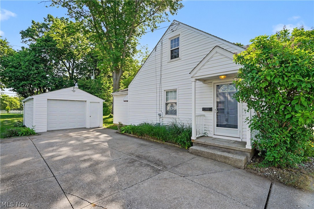 1711 Thornapple Avenue