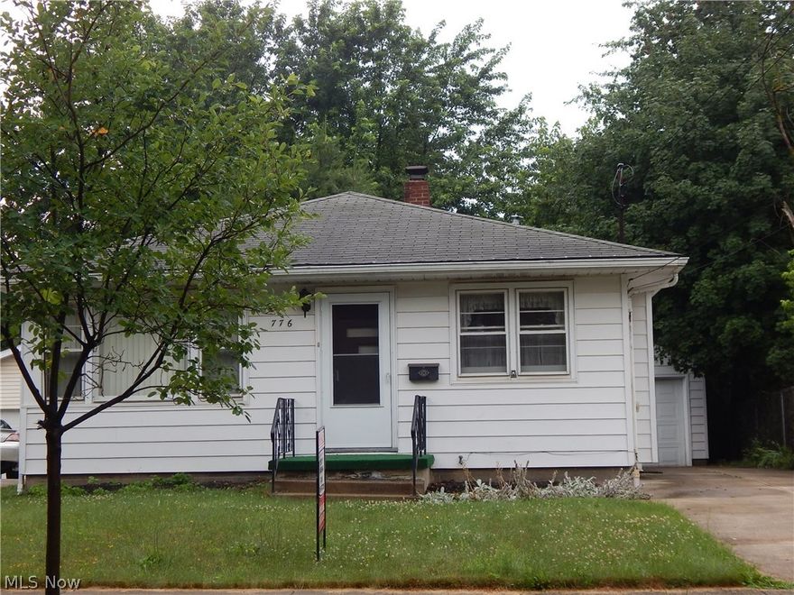 Endless possibilities! 3 Bedroom Ranch with eat in kitchen, Full size Basement, detached garage with storage area attached. 
Hardwood floors under carpet, fully appliance kitchen, Needs some TLC.