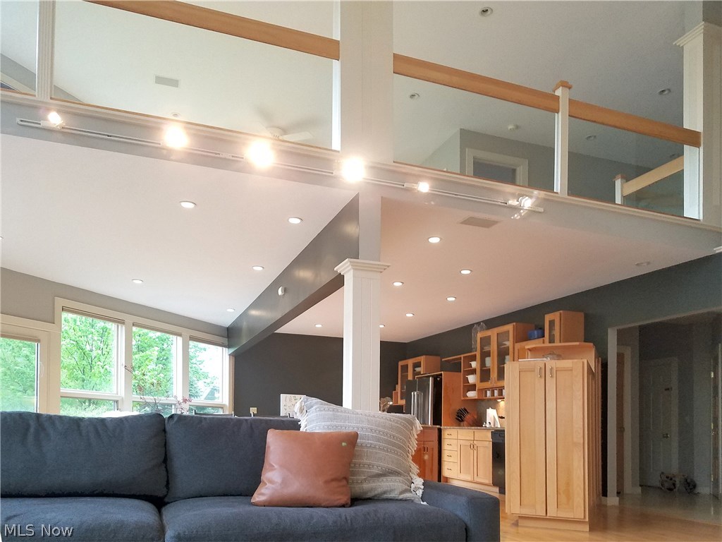 Red Tail - Residential