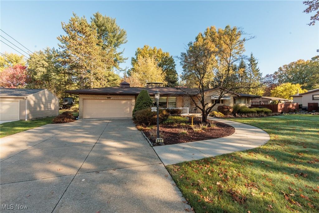 Photo of 427 Perry Road, Tallmadge, OH 44278 (MLS # 5168990)