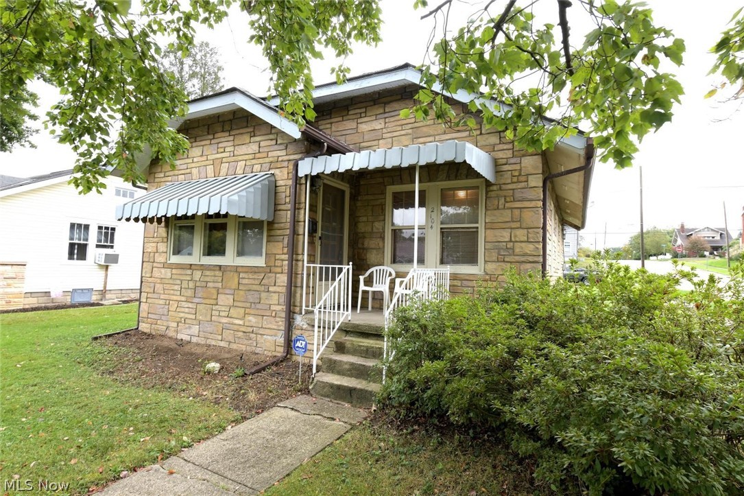 This cute one story 2 bedrooms and 1 bath, 2 car garage