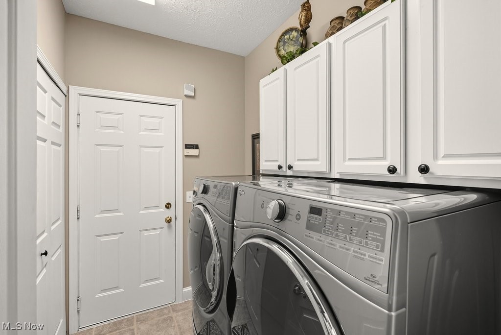 Twinsburg, Ohio 44087, United States, 4 Bedrooms Bedrooms, ,5 BathroomsBathrooms,Residential,Pending,214039