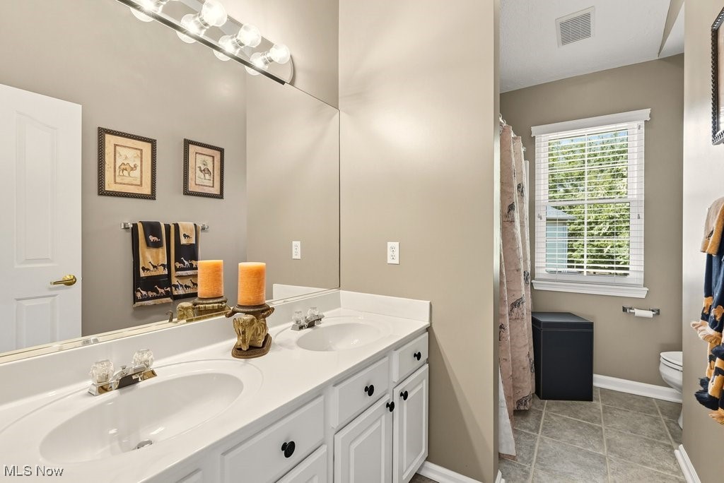 Twinsburg, Ohio 44087, United States, 4 Bedrooms Bedrooms, ,5 BathroomsBathrooms,Residential,Pending,214039