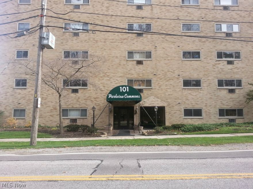 Perfect 1 bedroom Condo . Low maintenance fees. Great for a student or investor subject and bank appraisal of short sale. Call listing agent for additiona information.