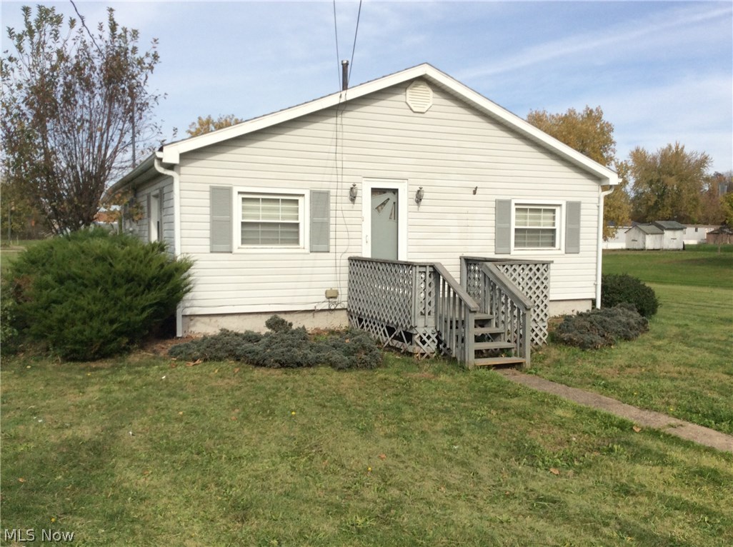 Cute one story home. Nice big level lot. Home has 2 bedrooms, 1 bath, nice size living room. Screened in porch with storage room off of it. Also, there is a storage shed.
Home is in n Estate- not sure if hot tub works.