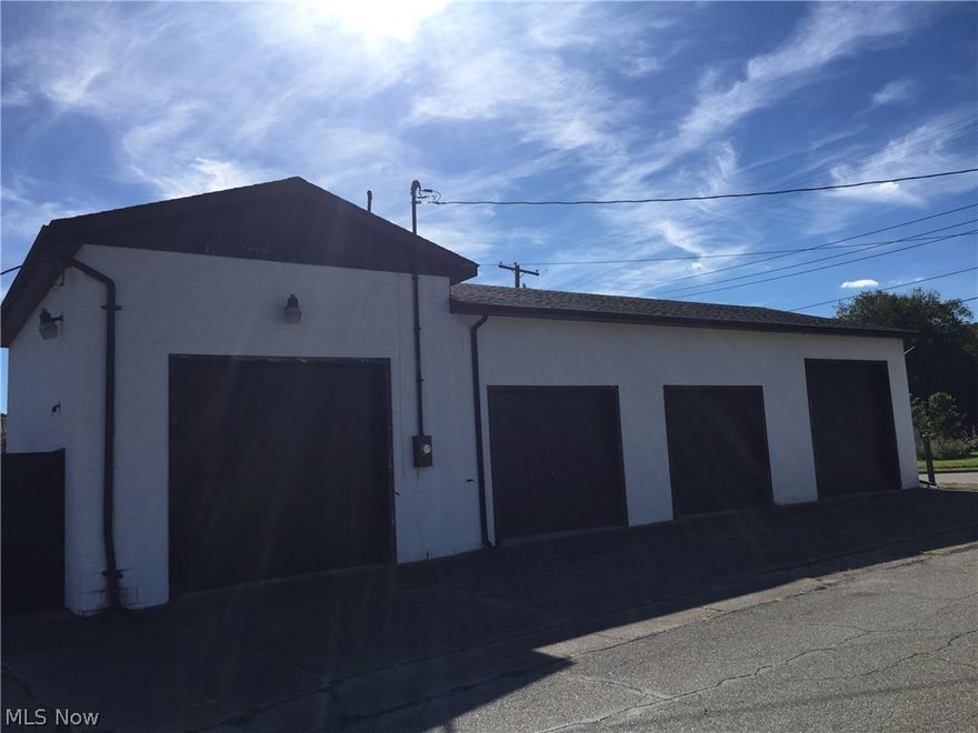 This listing offers a 20'x20' office building with a 28'x60' 4 bay garage. Perfect that mechanic in you!! Call today to see the one of kind opportunity.