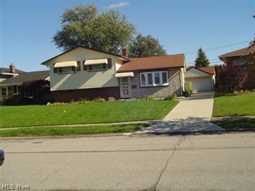 Well maintained split level on a cul-de-sac in the Skyview Estates. Newer garage floor & driveway. Newer roof and windows.