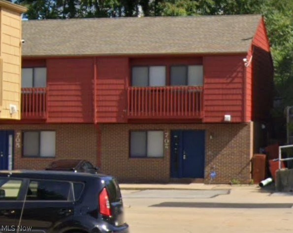 701-707 Carroll has 4 Townhomes each with 5 rental units. They each contain 5 bedrooms and 5 baths. The owner pays all utilities. Rooms are rented out mostly to Akron U students for the school year housing. All 4 units to be sold together as a package.