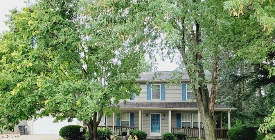 Welcome to this beautifully updated home located at the end of a peaceful cul-de-sac! This property features new flooring, including the family room, master bedroom, hallway, and two additional bedrooms, all freshly painted for an updated touch.
The spacious kitchen seamlessly flows into the inviting family room, perfect for entertaining or relaxing with loved ones. From the family room, step outside to a lovely brick patio that overlooks a huge, fenced-in backyard—ideal for outdoor gatherings and playtime. HW OFFERED
Additional highlights include a generous storage shed for all your gardening tools and equipment, as well as a master bedroom featuring a walk-in closet for ample storage.
Don’t miss out on this fantastic opportunity!