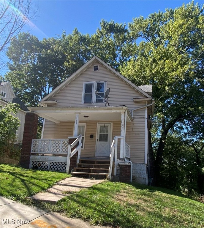 Cozy Two bedroom Single Family Home Close to the University of Akron. This light-filled home has been newly updated with fresh paint throughout. Features a covered front porch and large secluded wood deck off the breakfast sunroom. Bedrooms have built-in features and walk-in closets with ample space for organization. Offers desirable dedicated off-street parking and laundry hookups. Appliances are gifted to tenant. Tenant pays utilities plus $200 Water Deposit.
