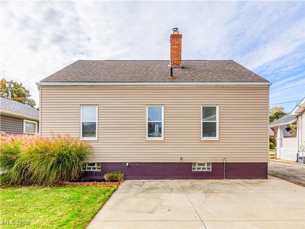 Photo of 2703 Oakwood Drive, Cuyahoga Falls, OH 44221 (MLS # 5168626)