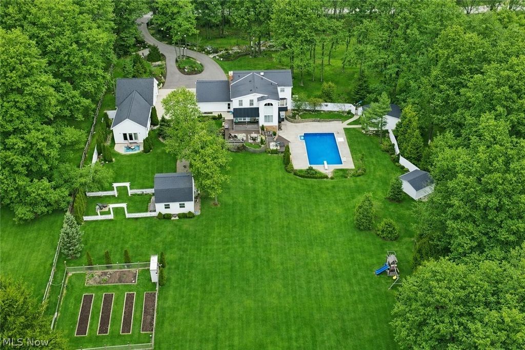 Photo of 7885 Pear Tree Drive, Chesterland, OH 44026 (MLS # 5202066)