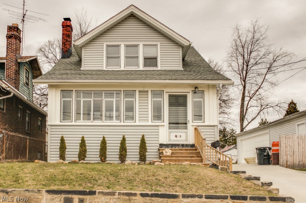 2 bedroom house on .224 acres. Large lot with two separate 2 car garages / workshop.
The home is updated like crazy! Improvements include updated electric, new hardwood floors, new plumbing, newly painted rooms, carpet, new garage roof, and new driveway. Don't miss this great opportunity!