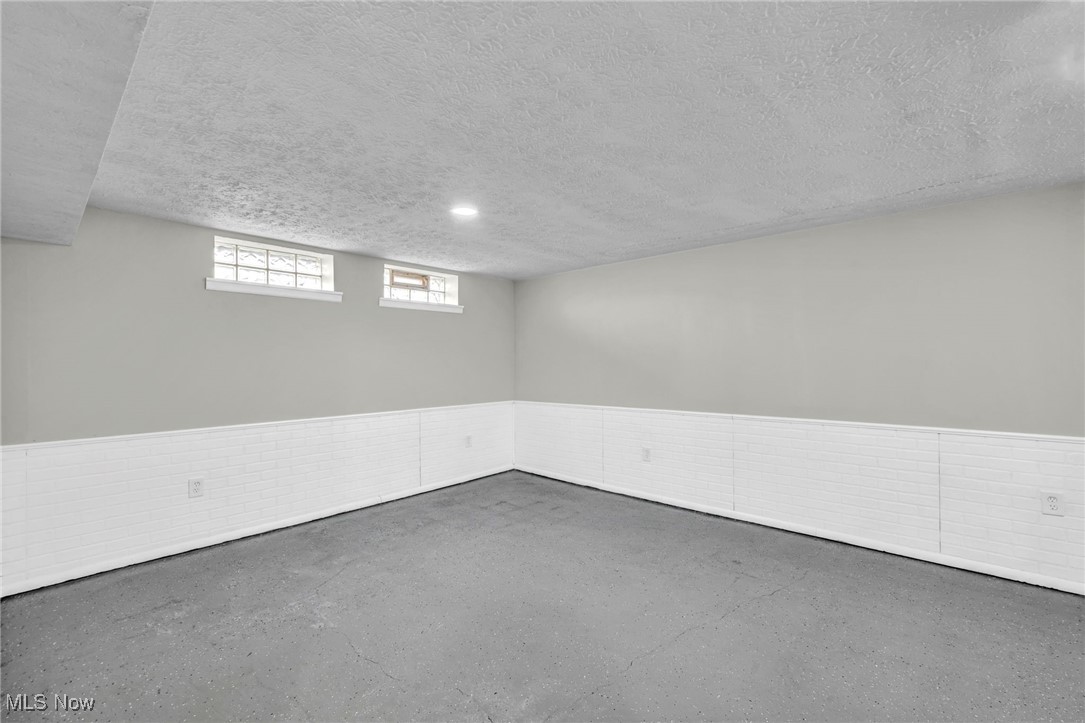 7903 Pinegrove Avenue, Parma, Ohio image 32