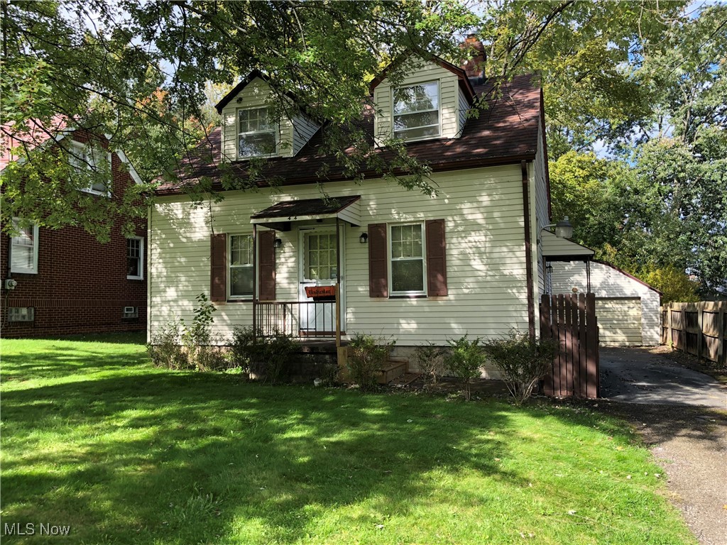 Boardman 2-3 Bedroom home with fenced in yard and 2+ car garage! The formal dining room is currently being used as a
third bedroom with a full bath, but could be changed back to formal dinning room. Built in Linen closets. Full bath on first and
second floor. Shower stall in basement. Tenants on month to month tenancy.