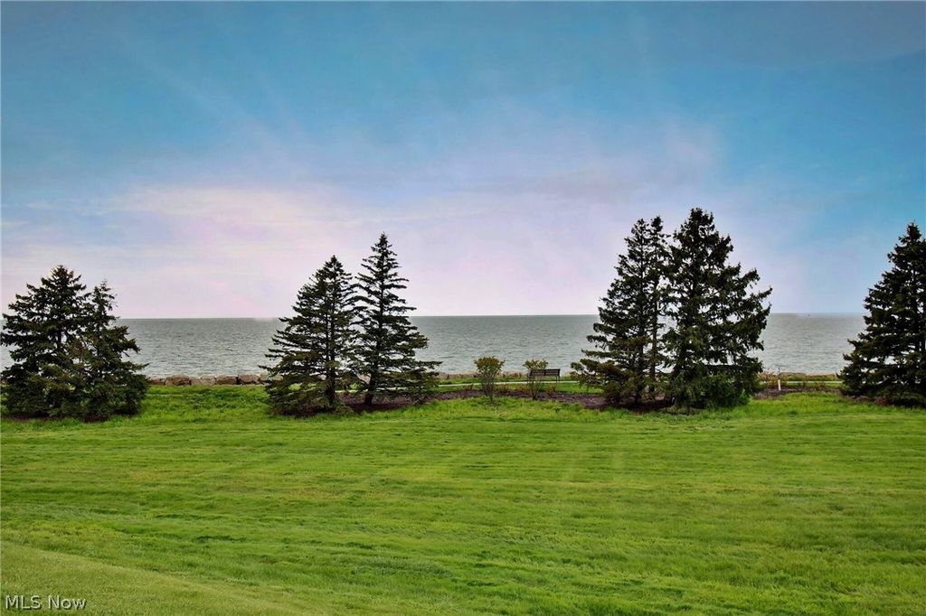 Photo of 1 Bratenahl Place #901, Bratenahl, OH 44108 (MLS # 5206969)