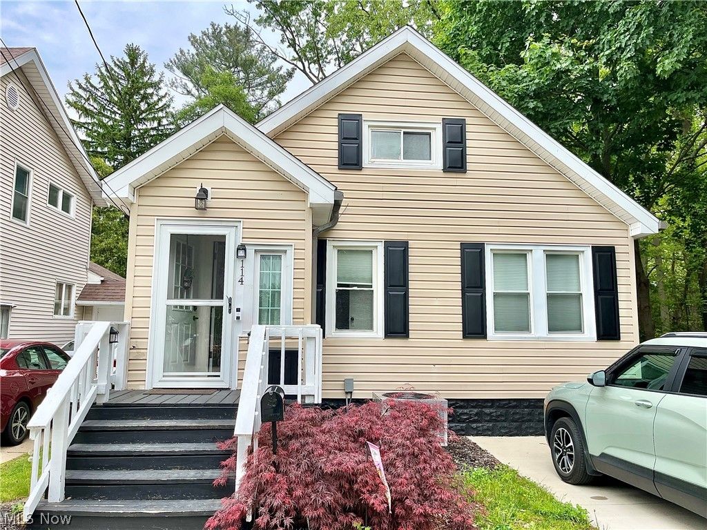 Photo of 114 Grandview Avenue, Conneaut, OH 44030 (MLS # 5223972)