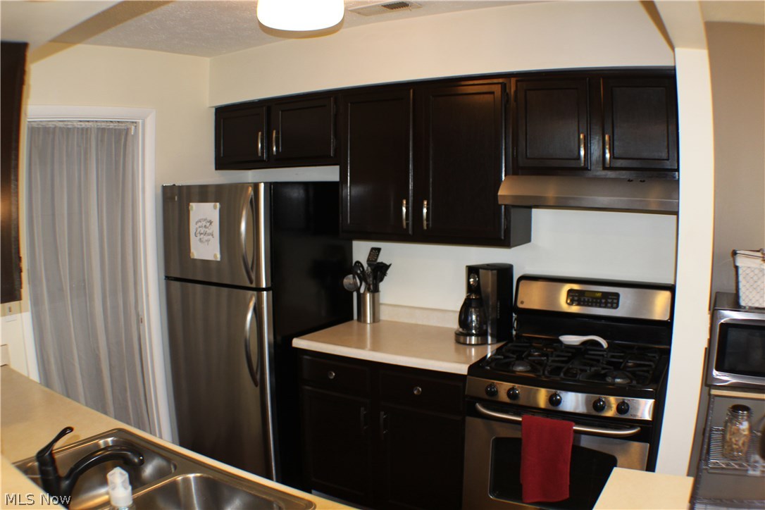 Courtyards Woodbury Condo - Residential