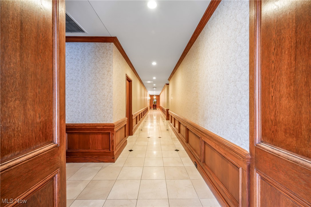 1 Bratenahl Place Condo Assoc - Residential