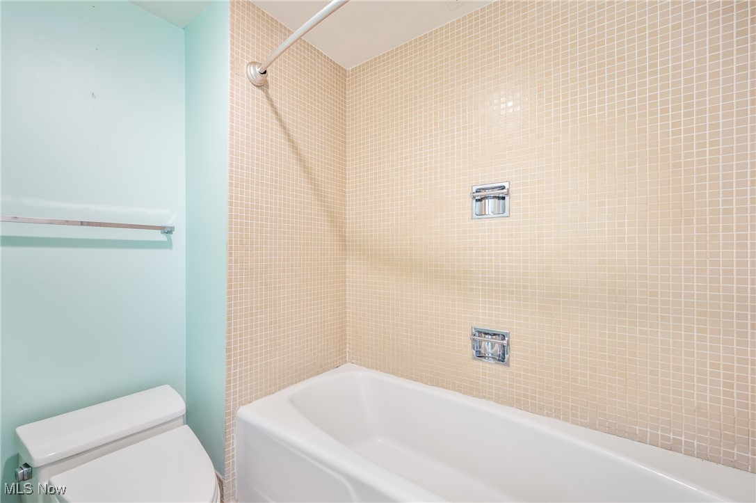 1 Bratenahl Place Condo Assoc - Residential