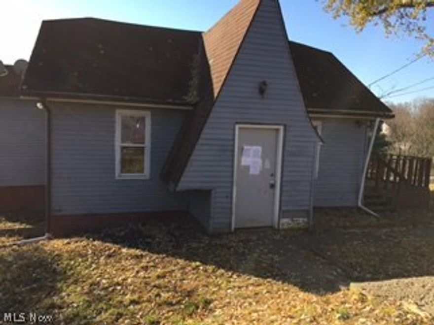 2 beds and 1 full bath fixer upper.  Being sold AS-IS.