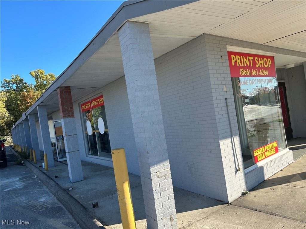 This well-maintained plaza boasts 7 total units, with 100% occupancy and generating steady income. . Whether you’re looking to start your own venture or diversify your portfolio, this property offers excellent potential. Located in a high-traffic area of Euclid, this plaza is a perfect spot for retail, office space, or even service-based businesses.