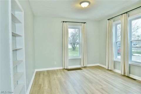 Tiny photo for 182 Raymond Avenue NW, Warren, OH 44483 (MLS # 5187674)