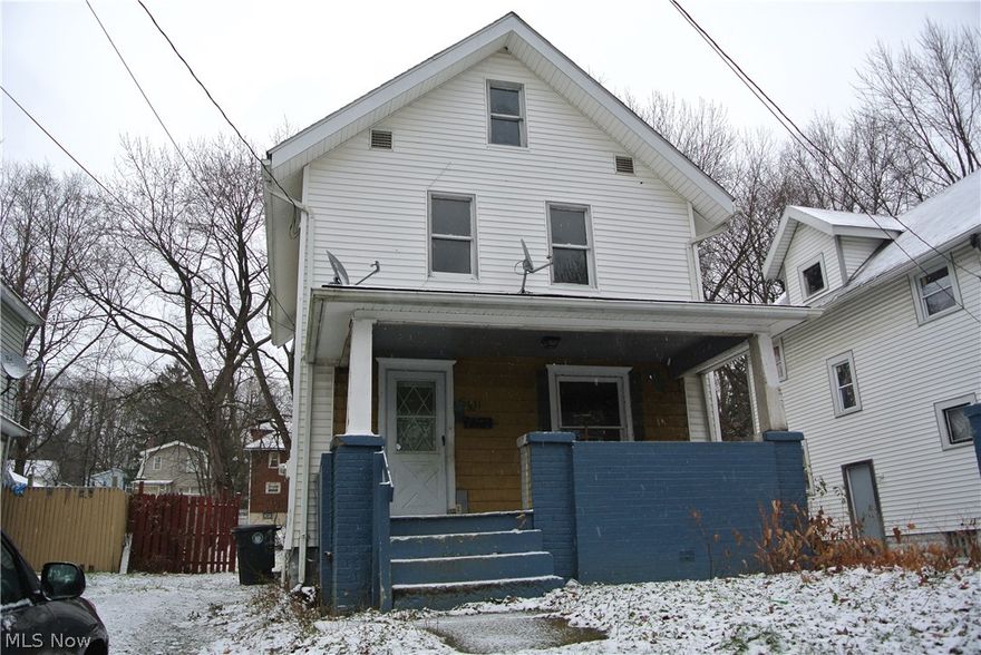 This is a nice, clean, bright, newly painted 3 bedroom, 1 bath house with a good sized yard.
It has new carpet throughout, with vinyl in the kitchen and bathroom, and the original woodwork in the living and dining rooms. Upstairs there are three bedrooms and a full bathroom. The third floor is finished, and would make a great 4th bedroom or office.
Rent is $590/month.
Tenant pays all gas, electric, water, sewer and trash.
Pets will be accepted with a $100 deposit for a cat, $200 deposit for a dog under 20lbs, and a $300 deposit for a dog over 20lbs.
Security deposit is equal to (1) one month's rent. Water deposit is $200.