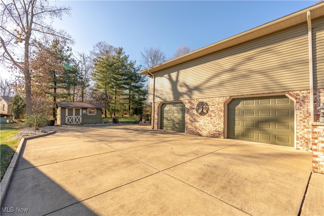 5042 Glenoak Drive, Louisville, Ohio image 3