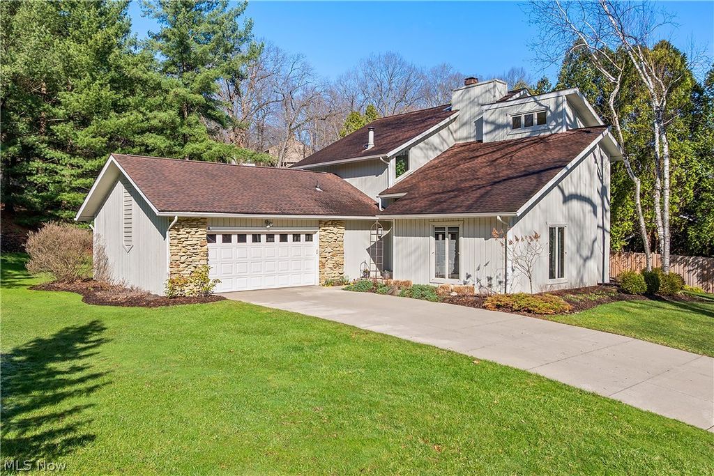 Photo of 960 Poulsen Drive, Akron, OH 44313 (MLS # 5196318)