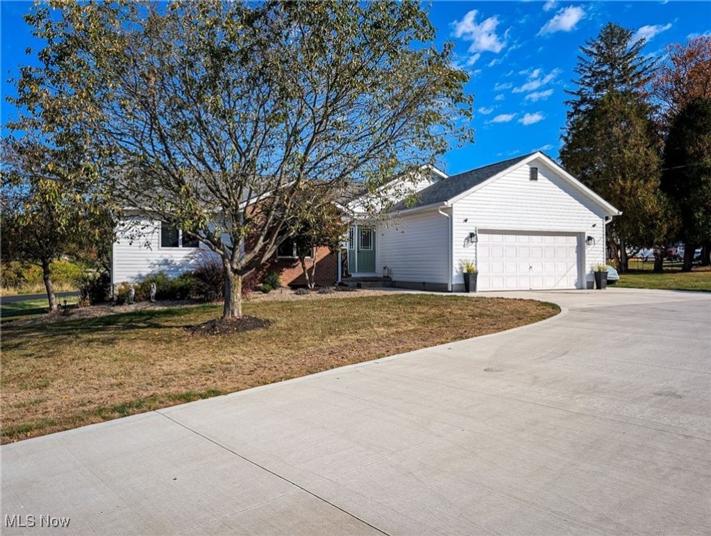 Photo of 546 E Mohawk Drive, Malvern, OH 44644 (MLS # 5167762)