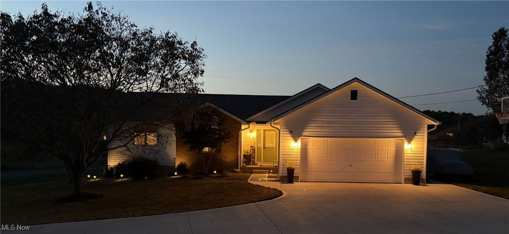 Photo of 546 E Mohawk Drive, Malvern, OH 44644 (MLS # 5167762)