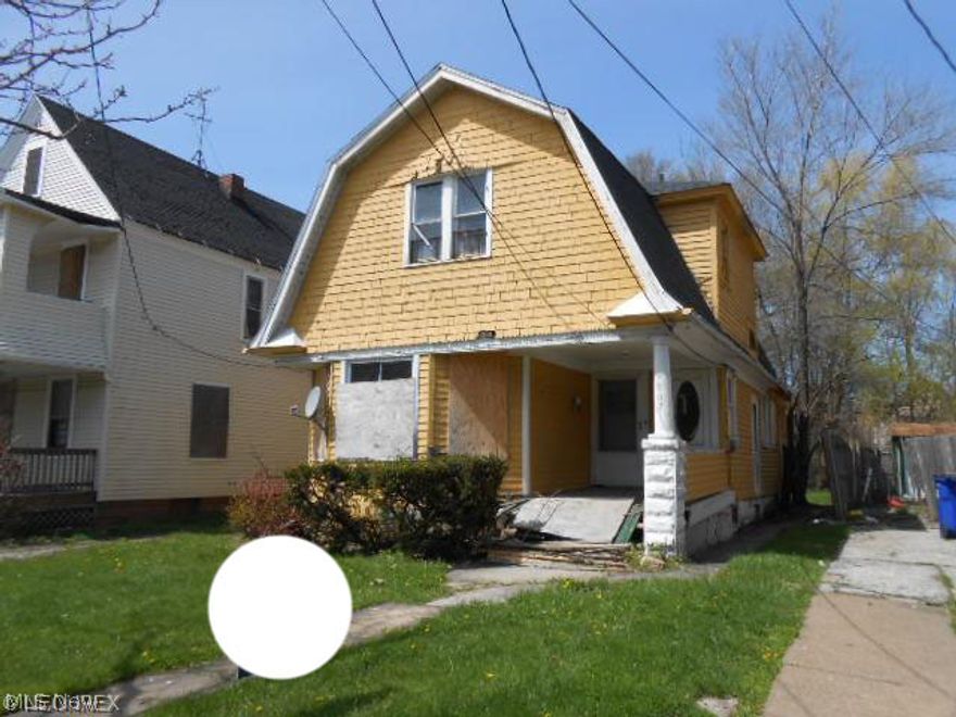 A 2 story Duplex home with 4 bedrooms, 2 full baths. 2 bedrooms in each unit. 1672 sq feet of living space. Needs work.