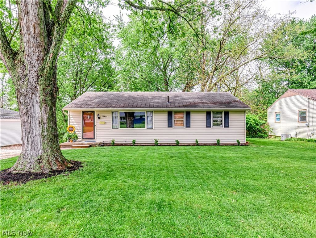 Photo of 1140 Valley Drive NW, North Canton, OH 44720 (MLS # 5207930)