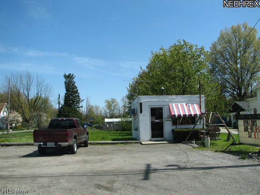 High traffic commercial lot.  Currently operating as a barber shop. Many potential uses for this property.  For Barbers looking for a business, immediate cash flow. Commercial Areation Tank 1,500 Gallon. Owner maybe willing to finance.