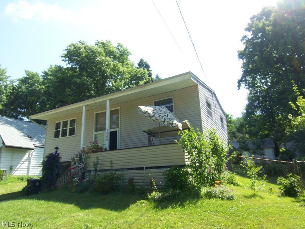 Welcome to well cared four bedroom 2 bath Bi-Level. Updated roof, furnace and central air.
Vaulted Great Room, eat in kitchen, full laundry. Move in Ready!
Attached garage and fenced in rear yard. Enjoy the front deck and
plenty of vegetables in the rear yard garden.