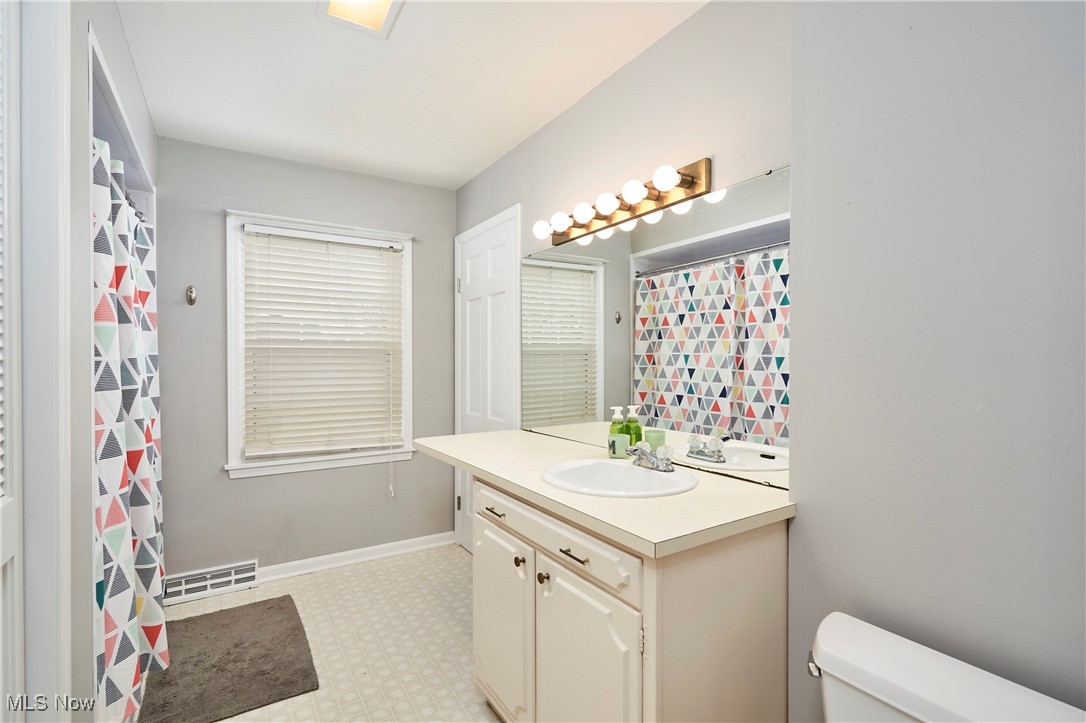 Akron, Ohio 44313, United States, 3 Bedrooms Bedrooms, ,3 BathroomsBathrooms,Residential,Contingent,103942