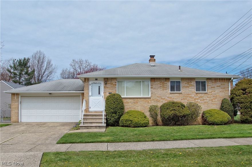 Welcome to this super clean 3 bedroom, 2 full bath Willowick ALL BRICK ranch. First floor features a kitchen with eating area, great
room, 3 bedrooms and a full bath. All the hardwood floors are in immaculate condition! Basement is also very clean with a finished area
plus HUGE finished full bathroom! Attached 2 car garage which is a HUGE PLUS in Willowick! Newer HVAC and Hot Water Tank! Very
short walk to Manry park which has a swimming pool, playground, baseball fields, football field, and the indoor Manry activity center.
Very short walk to Royalview Elementary and Willowick Middle School as well. The home sits on the corner of E305 and Arnold, but the
driveway is on Arnold which makes it very very easy to get out of the driveway! You WILL NOT find a cleaner home for the price in
Willowick!