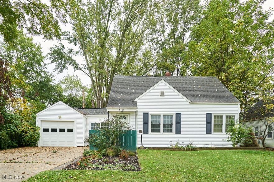 Cuyahoga Falls Cape Cod, 3 bedroom, 2 full bathrooms, dining room that opens to backyard with deck and fenced yard, breezeway to garage. Large owners bedroom, with lots of closet space and a large ensuite bath off bedroom. New roof 2019, siding 2017. Easy access to shopping and restaurants.
Home warranty included.