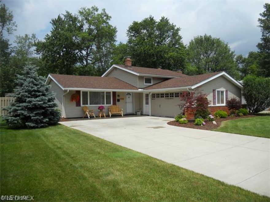 Spacious updated split on quiet dead-end street...Recently updated throughout including gorgeous new bath with travertine tile. Large family room with fireplace,freshly painted throughout..New roof,driveway,garage door and much more...Fenced yard & easy to show!!