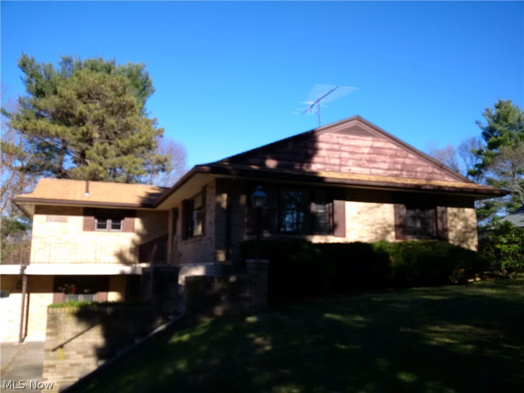 Unique 2 bedroom 1 bath raised ranch in fantastic North Canton. Generous sized rooms with lots of natural light. Inviting fireplace in the den, just in time for the flakes to fly. Partially finished walk-out basement. Nice patio area to entertain, when the warm weather returns. House sits on a very nice lot. Stop by today!!