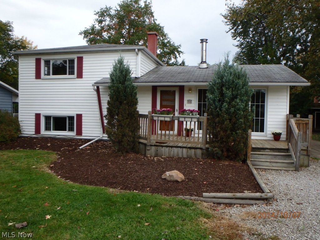 This beauty is priced to sell and ready for its new owners! Enjoy 3 bedrooms, an open floor plan with vaulted ceiling in the living room. Relax in your master bedroom with private bathroom! Huge 2+ car garage... a car lover's dream! Could be a possible home office or inlaw suite. Seller is open to a flooring allowance, replacing flooring or compensating buyer for some new flooring. Just move in and enjoy! Schedule your showings today!