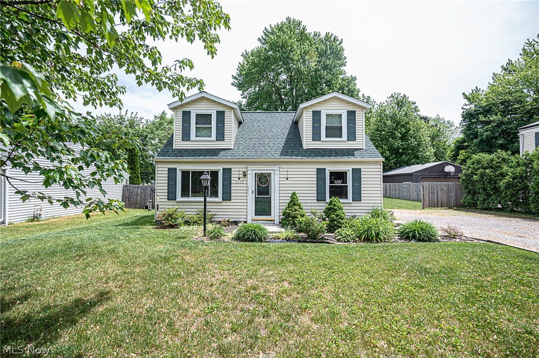 Don't miss out on this super cute cape cod style home. This property features a fully fenced in yard with a beautiful back yard. Laundry is conveniently located on the main floor.